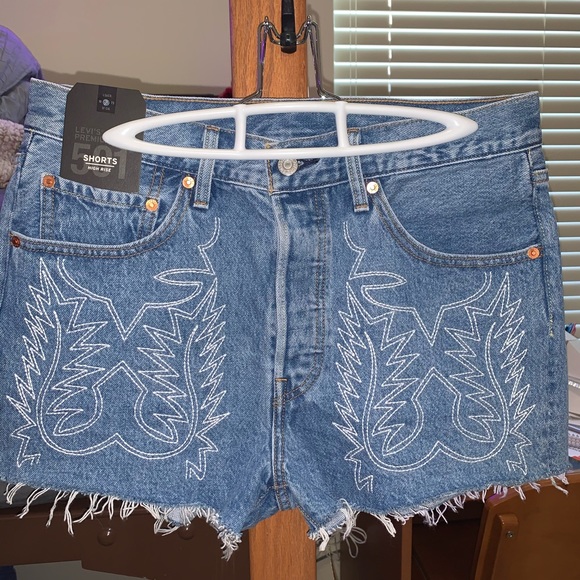 Levi’s 501 Shorts - Picture 3 of 7